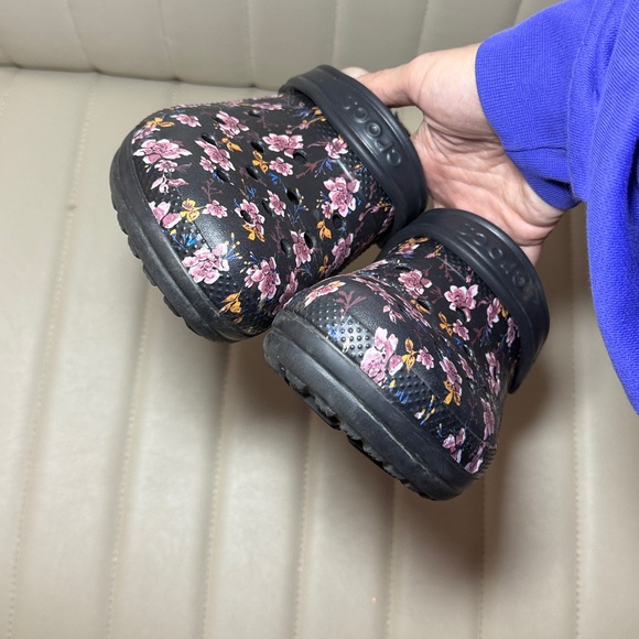 CROCS Black Floral size 7 women’s Clogs fur inside - Picture 10 of 10